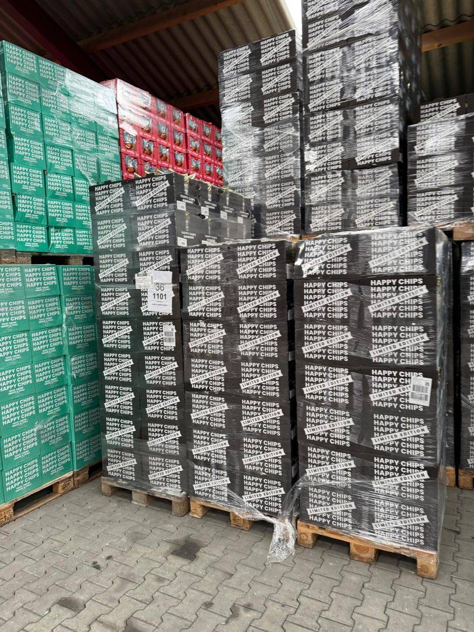 Pallets met dozen chips in limited edition, gesealed voor verzending