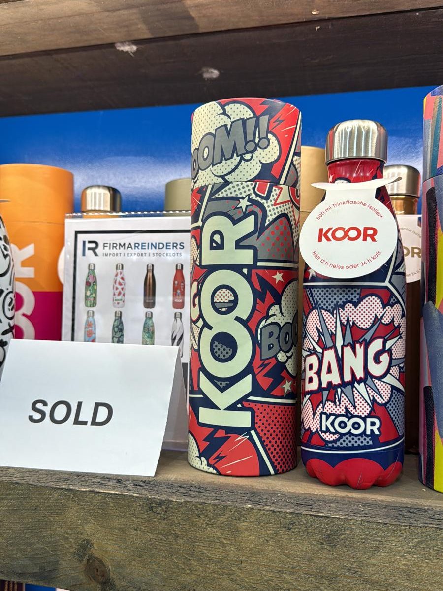 KOOR-drinkfles met een bordje Sold op de beursstand