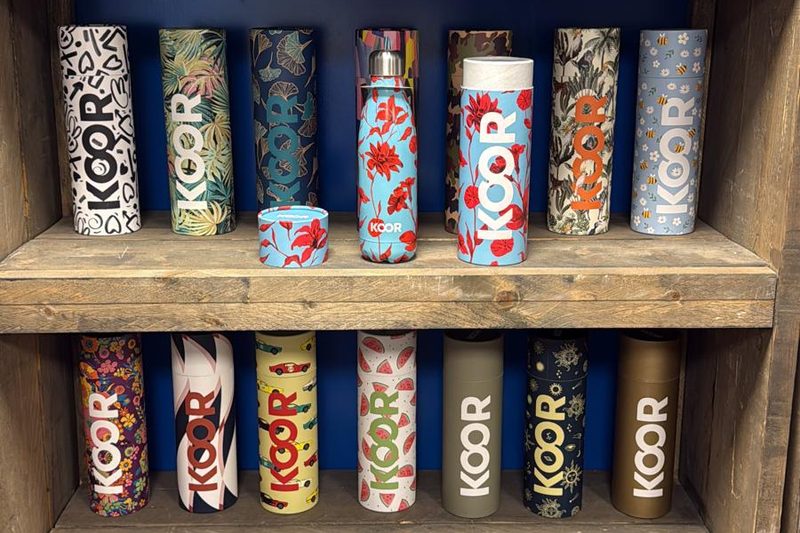 KOOR-drinkflessen in het schap
