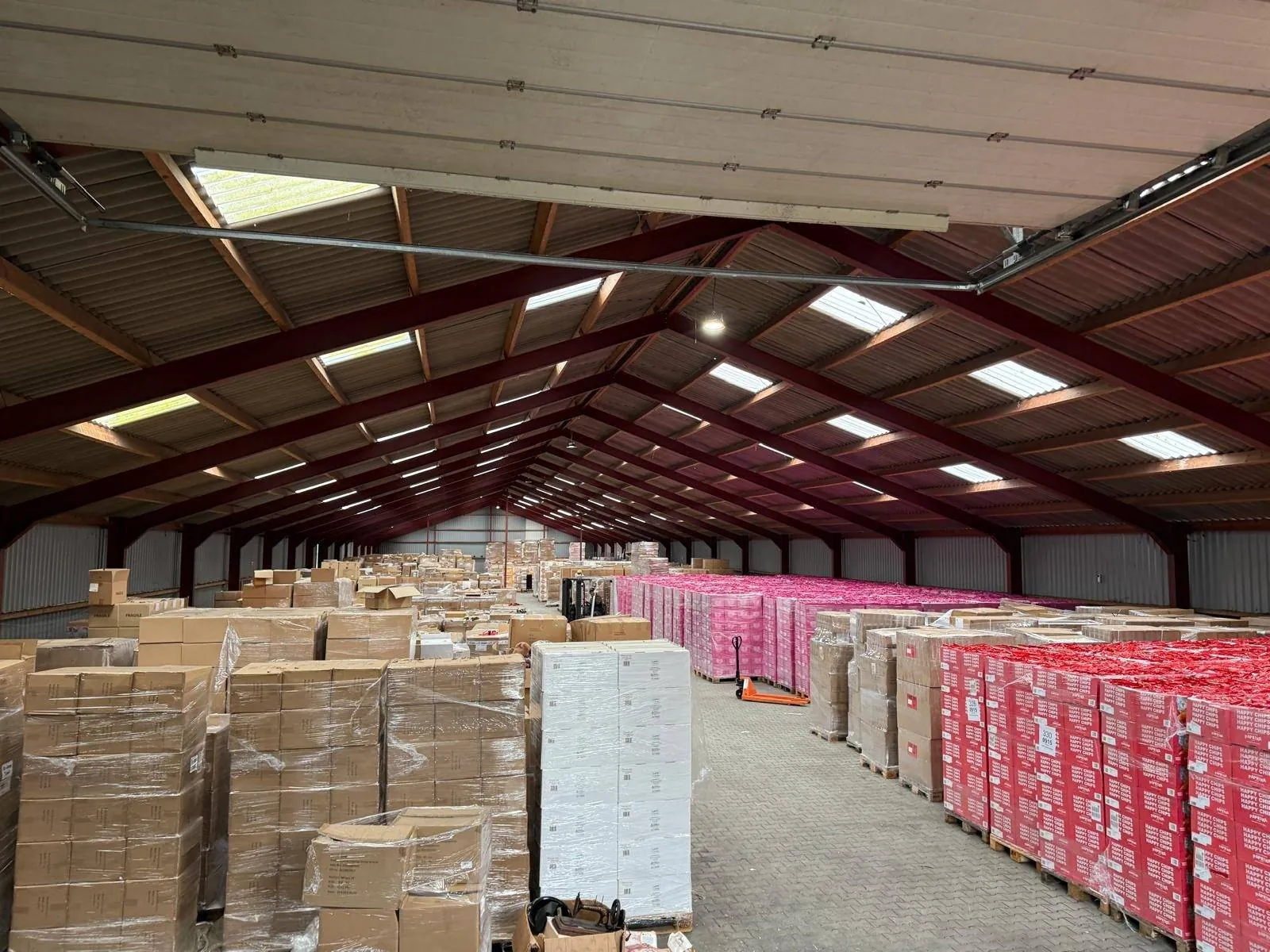 Loods vol pallets chips uit de overtollige voorraad, klaar voor transport